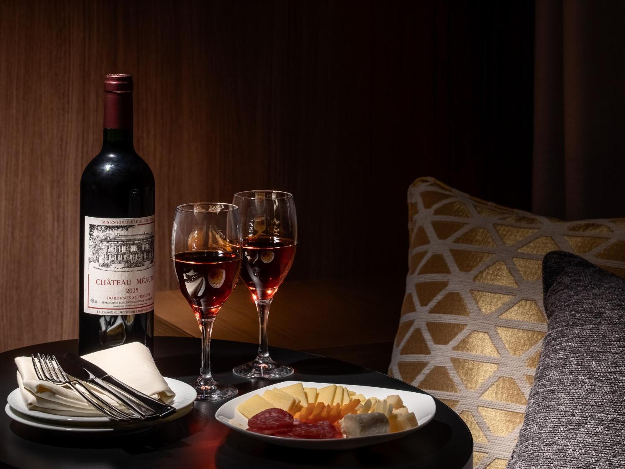 Mitsui Garden Hotel Roppongi Tokyo Premier Екстер'єр фото A bottle of Château Margaux 1994
